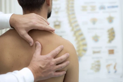 frozen shoulder symptoms | Doctor examining shoulder