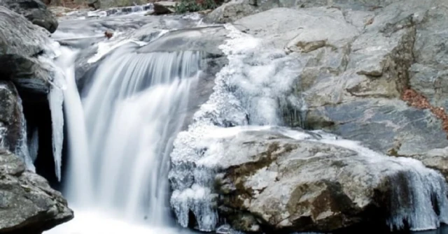 Carolina waterfalls to visit in the Winter | Frozen waterfall