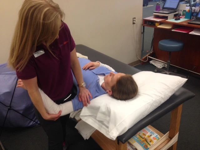 nurse examining frozen shoulder patient